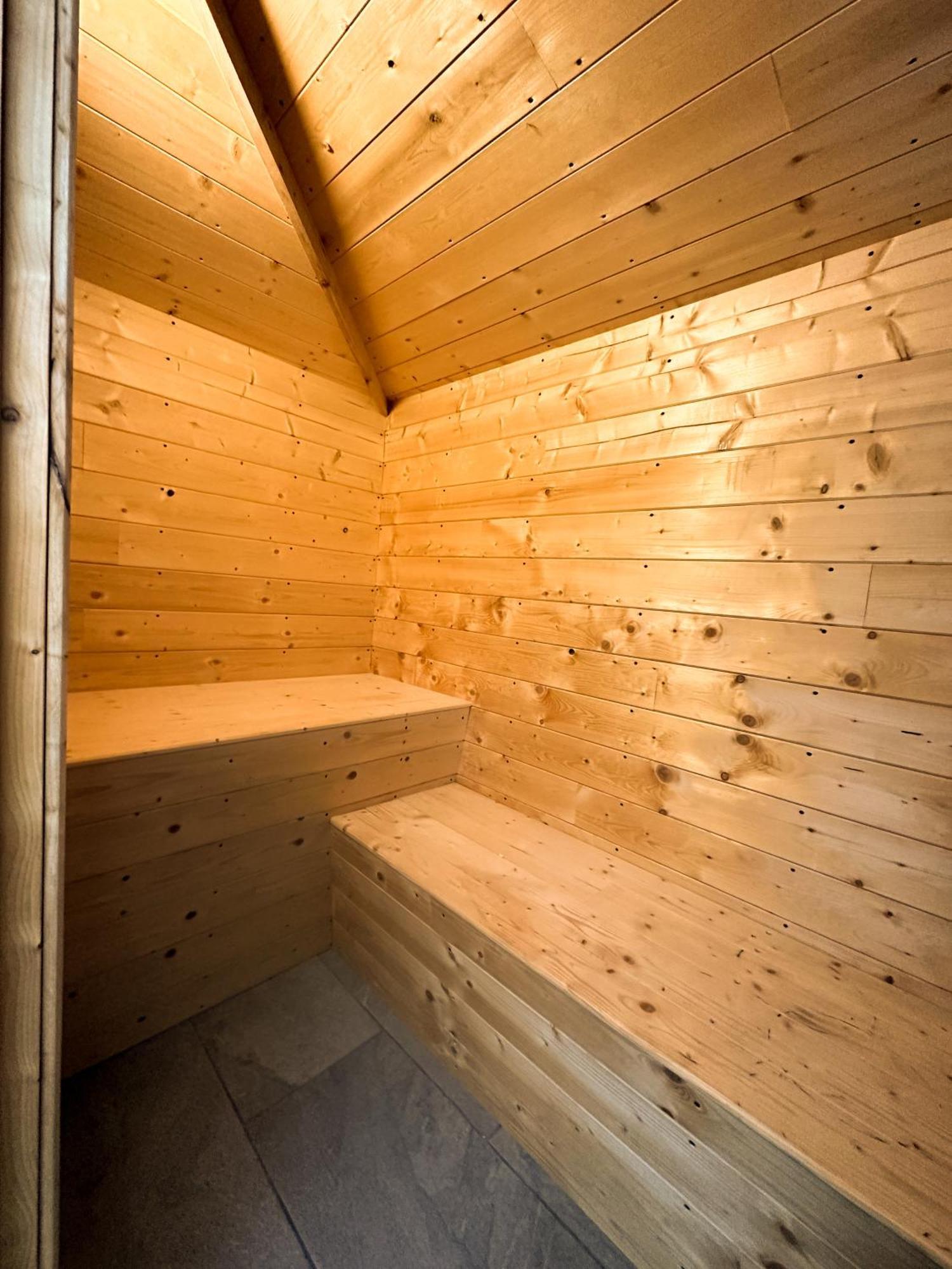 Romantic - Hottub & Sauna Luxury tent